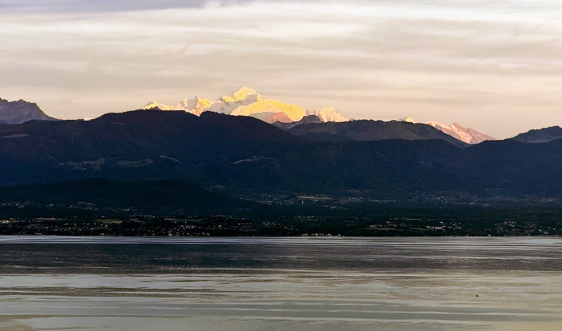 Le Mont-Blanc au coucher du soleil, au-dessus du Léman