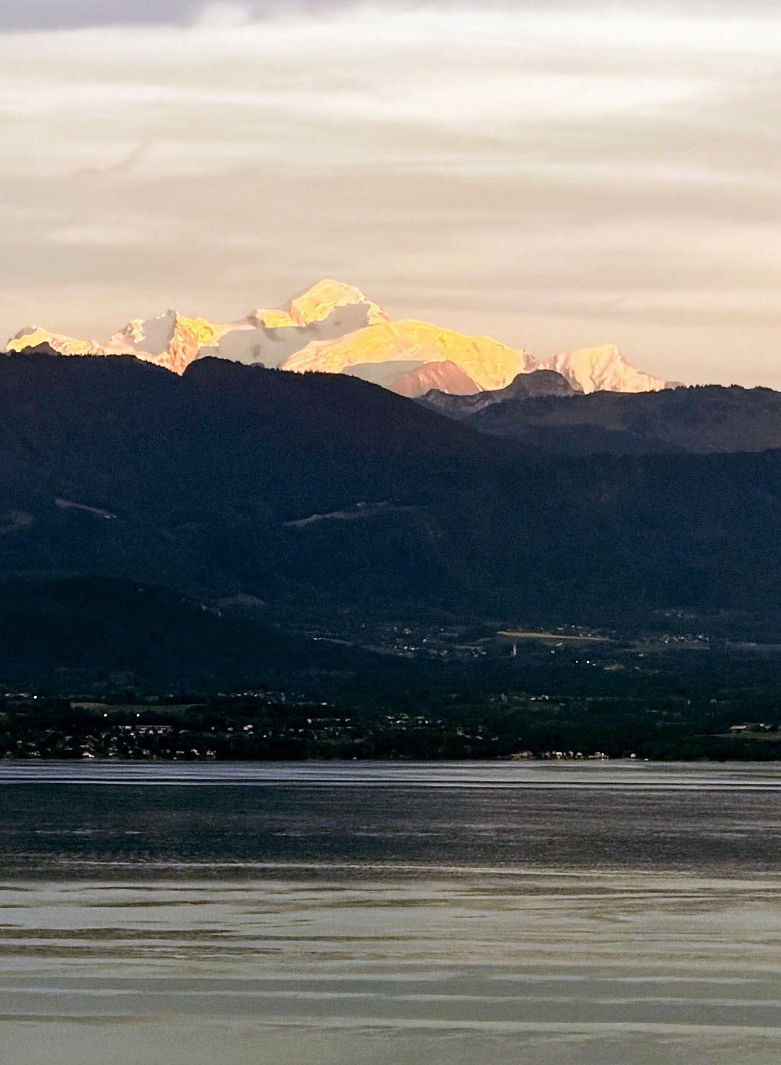 Le Mont-Blanc au coucher du soleil, au-dessus du Léman